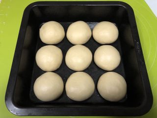 9、法式小餐包（一次发酵法）,8寸的方盘内抹一层玉米油防粘，然后均匀布置放入面团