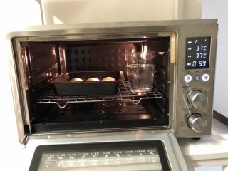 10、法式小餐包（一次发酵法）,放入烤箱，烤箱内放一杯水，进行发酵1小时