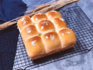 14、法式小餐包（一次发酵法）,放温热的时候就可以脱模了