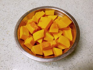 1、红糖南瓜饼,南瓜去皮切成小块，入锅蒸15分钟。