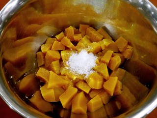 2、红糖南瓜饼,蒸好的南瓜趁热加入白砂糖。