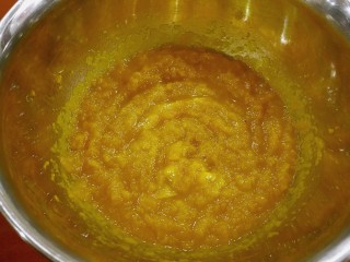 3、红糖南瓜饼,搅拌均匀成南瓜泥，晾至微温。