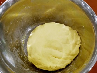 5、红糖南瓜饼,直到可以用手和成不粘手又保持有湿气的面团。