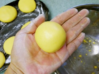 7、红糖南瓜饼,收口，揉成光滑的圆球。