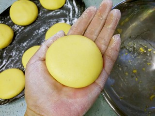 8、红糖南瓜饼,用手掌轻轻压扁，边压边调整形状，尽量压成圆饼状。