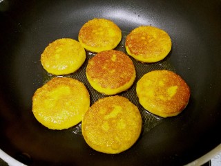 11、红糖南瓜饼,煎至饼底焦黄，翻面继续小火慢煎。两面都出现焦黄后，要再翻面几次，保证内部熟透。