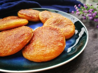 12、红糖南瓜饼,煎好后夹起，晾至不烫嘴即可以开吃。