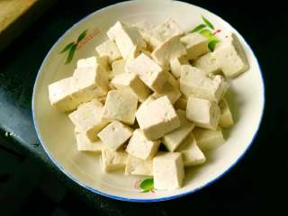 1、家庭版麻婆豆腐,豆腐切成见方小块，放盐焯水盛出