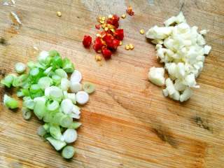 2、家庭版麻婆豆腐,准备葱花，蒜末，小米椒切碎。我不爱吃姜所以没放。