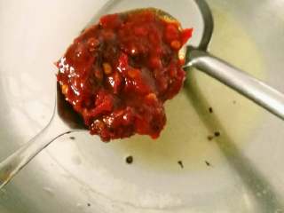 5、家庭版麻婆豆腐,有烧热，放郫县豆瓣和豆豉，葱花蒜末小米椒，白糖少许。