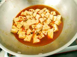 7、家庭版麻婆豆腐,汤开锅后放入豆腐，放一丁点盐