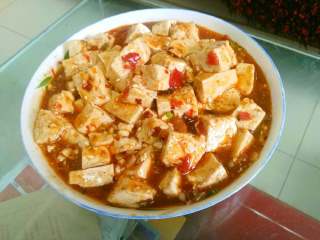 8、家庭版麻婆豆腐,放花椒粉和辣椒粉炒匀，勾芡汁出锅即可。