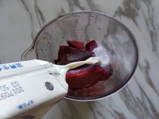 1、蒂凡尼的早餐,甜菜根洗净、去皮并切块放入搅拌容器,倒入全脂牛奶,然后用食物料理机进行搅拌;