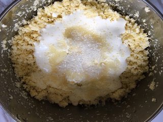 5、蒂凡尼的早餐,等待面团发酵的过程中可以制作椰蓉馅,现将椰蓉放入容器,然后加入鲜奶油、糖和全脂牛奶进行搅拌;