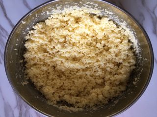 6、蒂凡尼的早餐,全脂牛奶可以多加一些,待椰蓉吸饱牛奶并且体积略有膨胀;