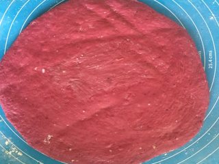 8、蒂凡尼的早餐,将面团取出,揉搓排气后擀成圆形,并在表面刷上一层椰油,也可以用黄油代替;