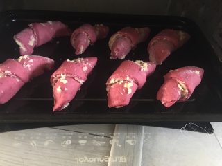 11、蒂凡尼的早餐,烤盘放入预热好的烤箱,180度烤至15分钟左右,具体烤至时间需要根据各家烤箱的脾气进行调节;