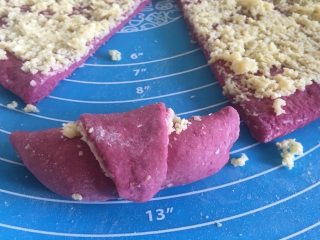 10、蒂凡尼的早餐,依次将三角形的面片由大到小卷起,然后放入刷过椰油(或黄油)的烤盘,同步预热烤箱;