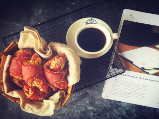 15、蒂凡尼的早餐,浓郁的椰蓉奶油牛角面包与黑咖啡中的巧克力、可可风味互相融合,仿佛信步艾弗尔铁塔旁......