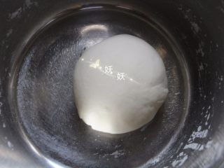3、红糖烫面千层饼,用手揉成光滑的面团,多揉几下,一定要光滑。然后盖上保鲜膜醒半个小时。