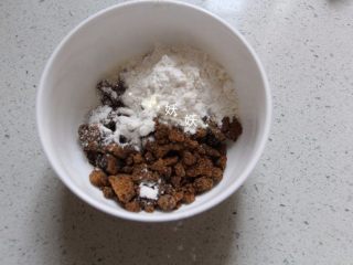 4、红糖烫面千层饼,红糖加干面粉适量。我用的抚州东乡红糖,略微有些硬。