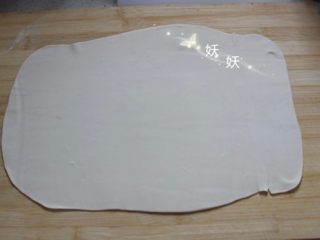 7、红糖烫面千层饼,擀成薄片。