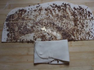 9、红糖烫面千层饼,如图,先把最下面折叠。