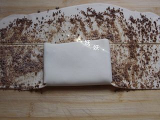 10、红糖烫面千层饼,然后翻到中间。