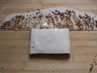 11、红糖烫面千层饼,把两边翻上来折叠。