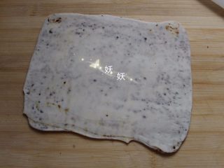 14、红糖烫面千层饼,擀成薄饼状。