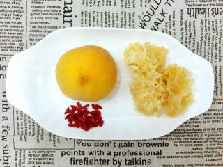 1、黄桃银耳枸杞汤,准备新鲜黄桃，银耳，枸杞子，黄冰糖。银耳撕成小朵，黄桃去皮切成块备用。