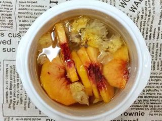 2、黄桃银耳枸杞汤,将上述材料放入隔水电炖锅中，加水至炖锅内壁的3/4。