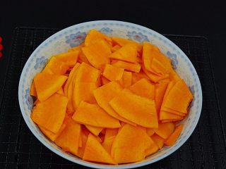 1、豆沙馅南瓜饼,南瓜去皮去核切成薄片