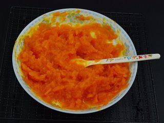 2、豆沙馅南瓜饼,南瓜放在蒸锅里隔水蒸熟,蒸好后,用勺子压成泥