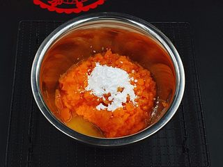 3、豆沙馅南瓜饼,将南瓜泥加入糖粉拌匀
