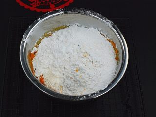 4、豆沙馅南瓜饼,加入糯米粉