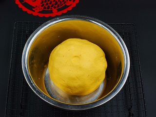 5、豆沙馅南瓜饼,揉成光滑的南瓜面团
