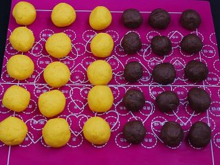 6、豆沙馅南瓜饼,将南瓜面团和豆沙馅,均匀分成15小份,揉成小团一旁待用