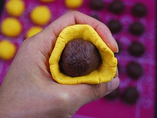 7、豆沙馅南瓜饼,取一个南瓜小剂子压扁,包入豆沙馅