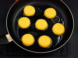 11、豆沙馅南瓜饼,平底锅里倒入适量色拉油,微微烧热后放入压扁后的南瓜饼生坯,煎至两面金黄即可