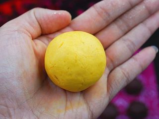 8、豆沙馅南瓜饼,揉成球包好,收口向下