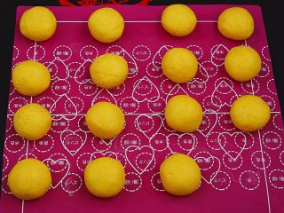 9、豆沙馅南瓜饼,依次做好全部