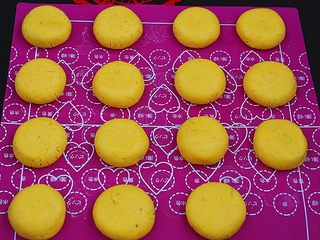 10、豆沙馅南瓜饼,将南瓜饼生坯逐个压扁