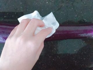 1、烤茄子（烤箱版）,茄子洗净后用纸巾擦干水分