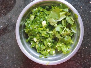 2、烤茄子（烤箱版）,葱切葱花，香菜切碎