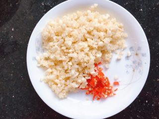 3、烤茄子（烤箱版）,辣椒和蒜头都切成末