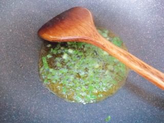 5、烤茄子（烤箱版）,锅内倒入油，先放入一半的葱花炸出香味