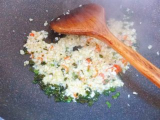 6、烤茄子（烤箱版）,葱花变色后倒入蒜头和辣椒