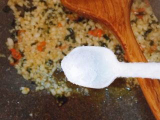 7、烤茄子（烤箱版）,加入一小勺盐