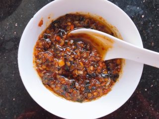 11、烤茄子（烤箱版）,倒出碗里备用